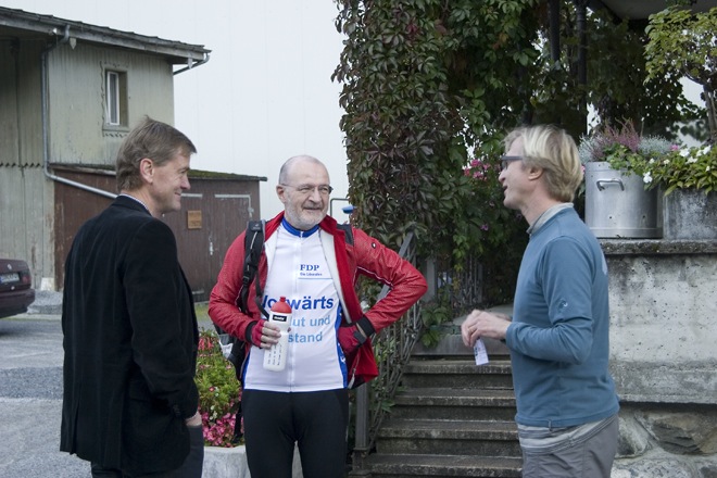 Fulvio Pelli, Parteipräsident der FDP, im Gespräch mit dem
Glarner Ständerat Pankraz Freitag und Simon Bischof, Präsident Verein FreiPass