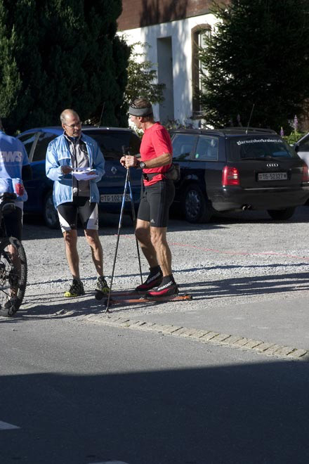 Kurt Reifler, OK-Mitglied des FreiPass Klausen und Vorsteher des Departements Gesellschaft und Tourismus Gemeinde Glarus Süd, verteilt Coupons.