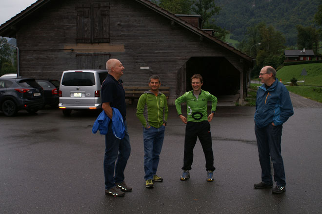 v. l. n. r.: Andreas Huber und Remo Berchtold (OK Obwaldner Seite), Ehrenstarter Lukas Stöckli, Peter Burch (Gemeinderat Giswil und OK Obwaldner Seite)
© Stefan Enz