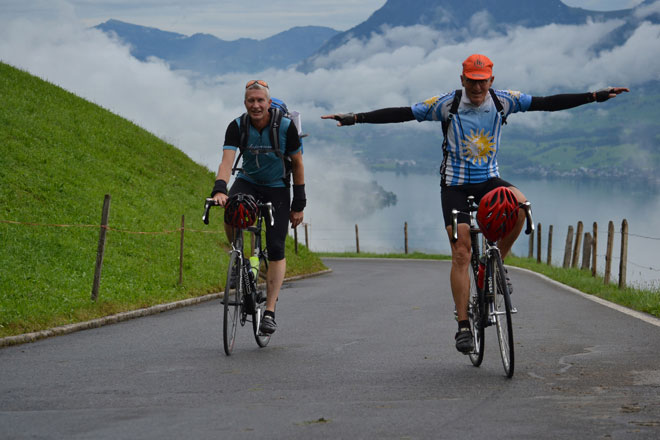 links Pete Mijnssen, Chefredaktor Velojournal, beim Überflieger handelt es sich um Dres Balmer, Journalist und Autor von Velobüchern
© Stefan Enz