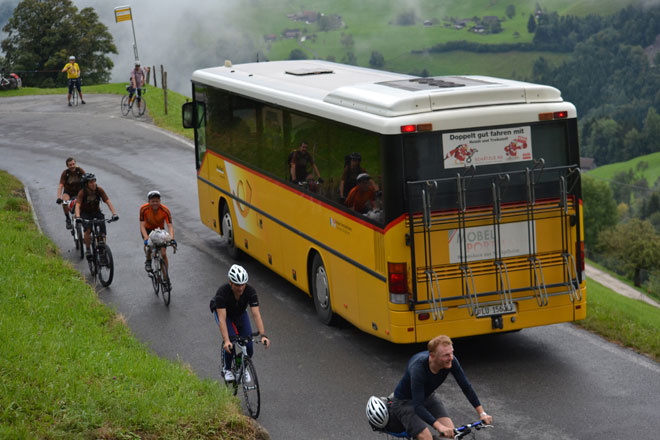 niemand hängt sein Velo ans Postauto, alle wollen selber fahren
© Stefan Enz