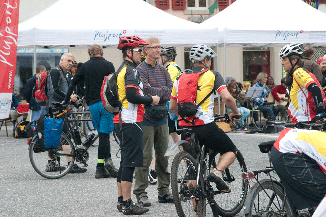 Simon Bischof, Präsident FreiPass, im Gespräch mit Teilnehmenden.